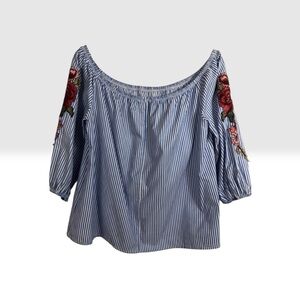 Forever 21 Embroidered Rose Top Size: Small